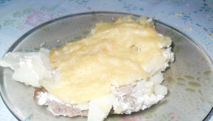 Запеченная картошка с фаршем и сыром