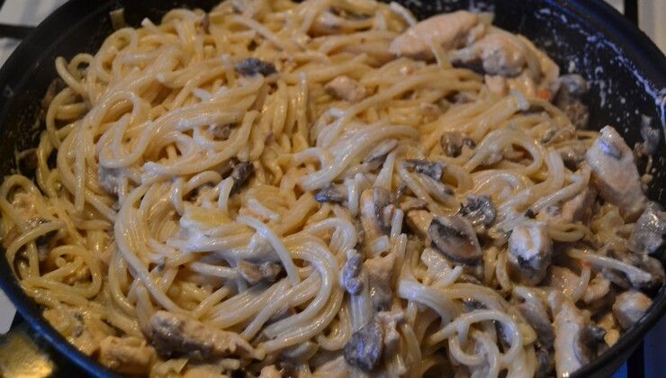 Спагетти с куриным филе и шампиньонами в сливках – Шаг 9