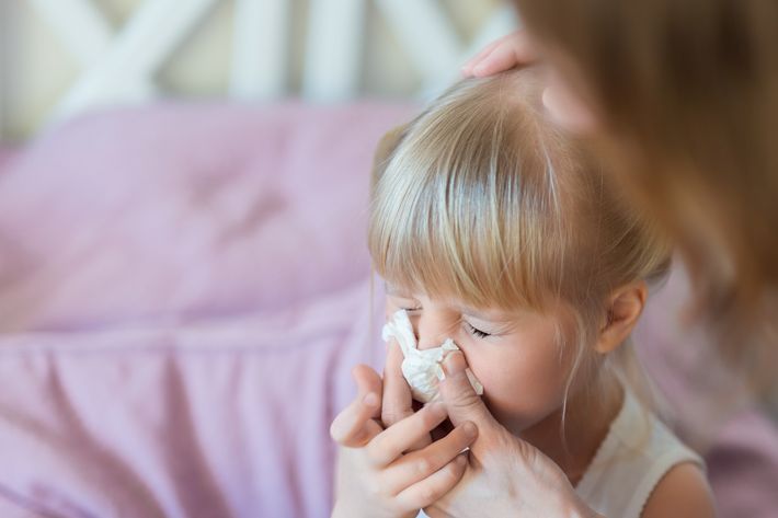 Аллергический насморк у ребенка: как распознать и чем помочь