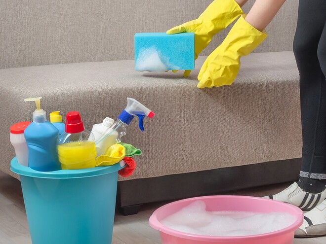 Как почистить мягкую мебель пеной для бритья