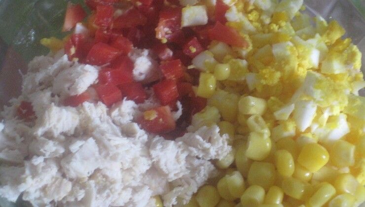 “Хрустящий” салат с курицей, кукурузой и болгарским перцем – Шаг 2
