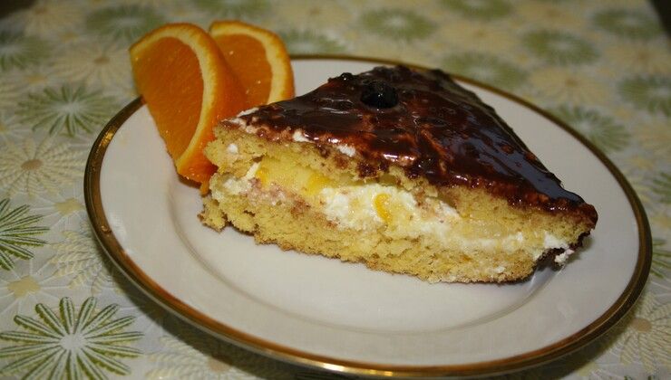 Апельсиновый бисквит с фруктами и глазурью