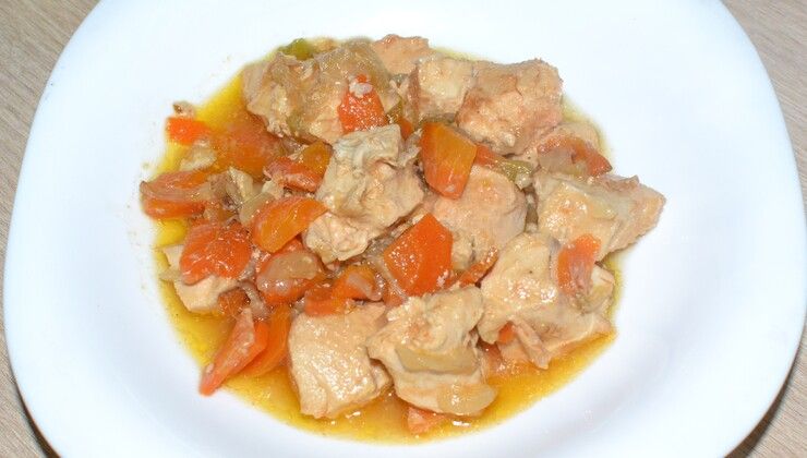 Из серии “Лучшие рецепты для мультиварки”: куриный гуляш с морковкой и луком.