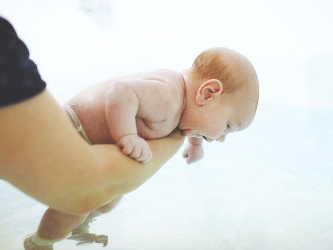 Как подмывать новорожденную девочку под краном в картинках