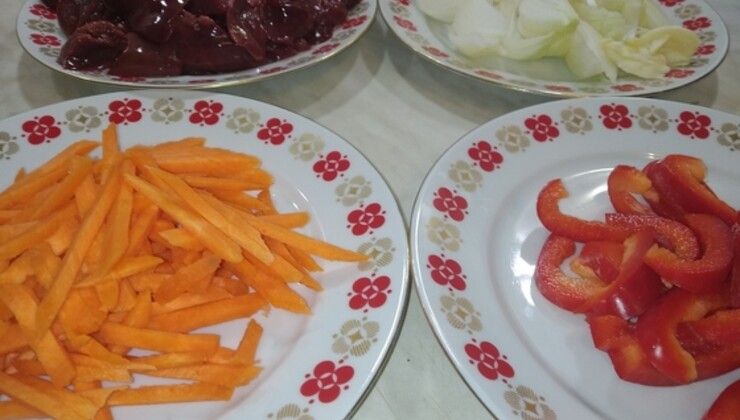 Куриная печень с луком, морковью, сладким красным перцем и зеленью – Шаг 2