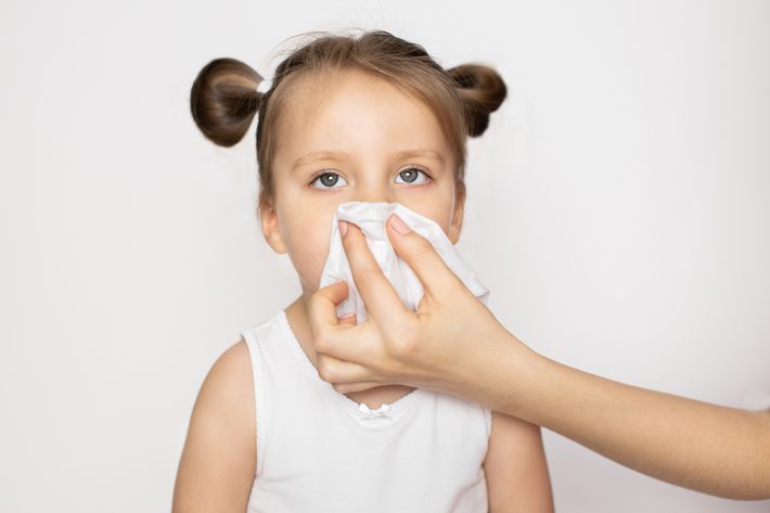 Аллергический насморк у ребенка: как распознать и чем помочь
