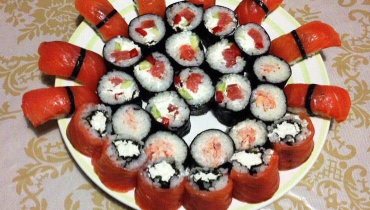 Роллы и нигири суши