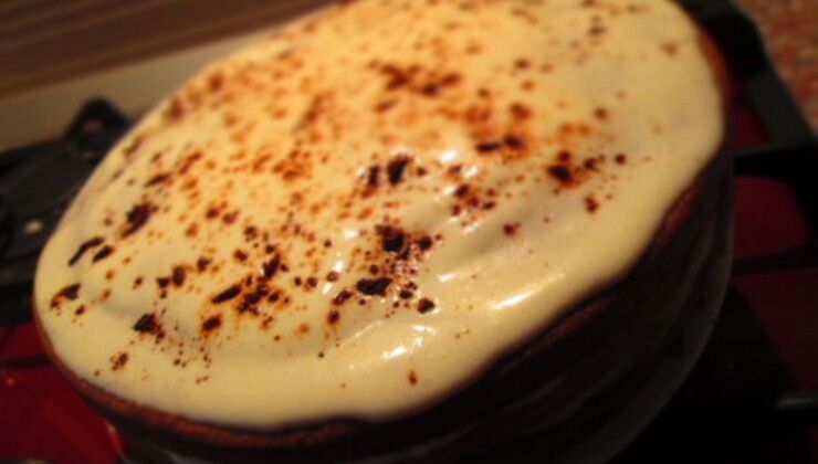 Тортик на кефире со сметанным кремом.