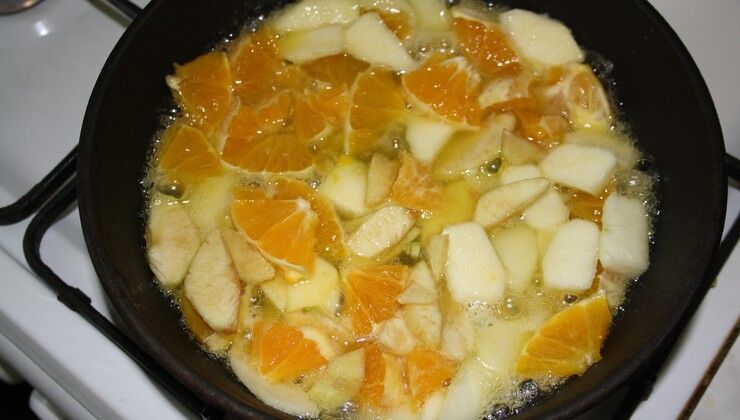 Апельсиновый бисквит с фруктами и глазурью – Шаг 4