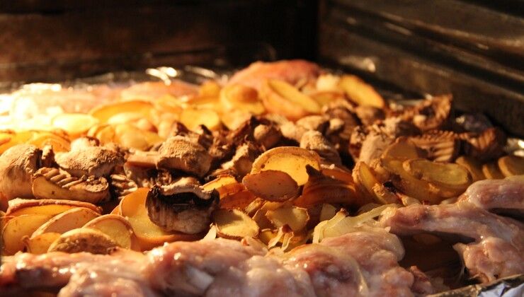 Крылышки с грибами и свежем картофелем в духовке