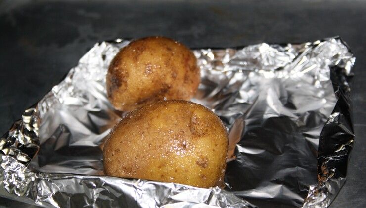 Картофель в кожуре, запеченный в духовке – Шаг 2