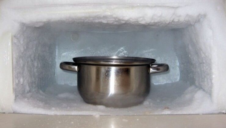 Кастрюля в холодильнике. Заморозка воды в металлической кастрюле. Вода замораживается в морозилке. Вода замороженная в морозилке.