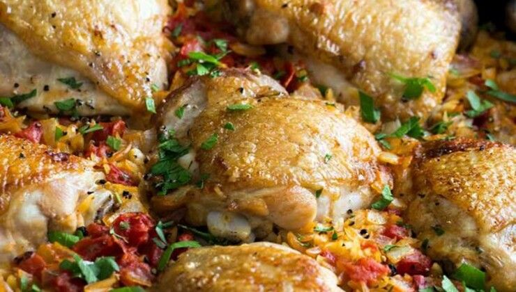 Курица, жаренная на сковороде в томатно-овощном соусе