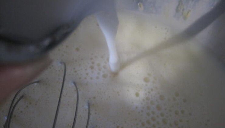 Сладкие блинчики из сгущенного молока на кипятке – Шаг 2