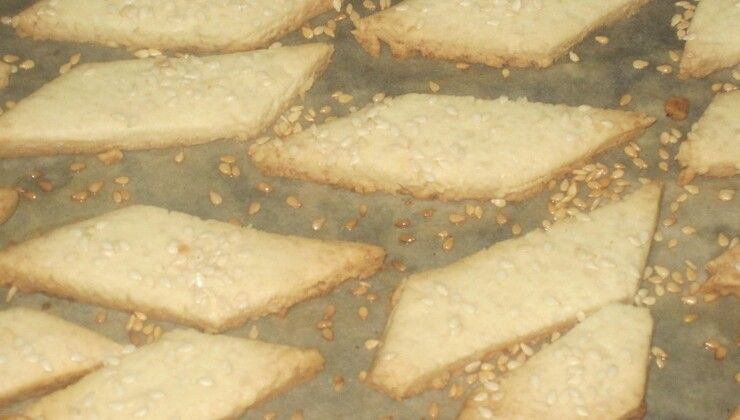 Песочное печенье с кунжутом и солью.