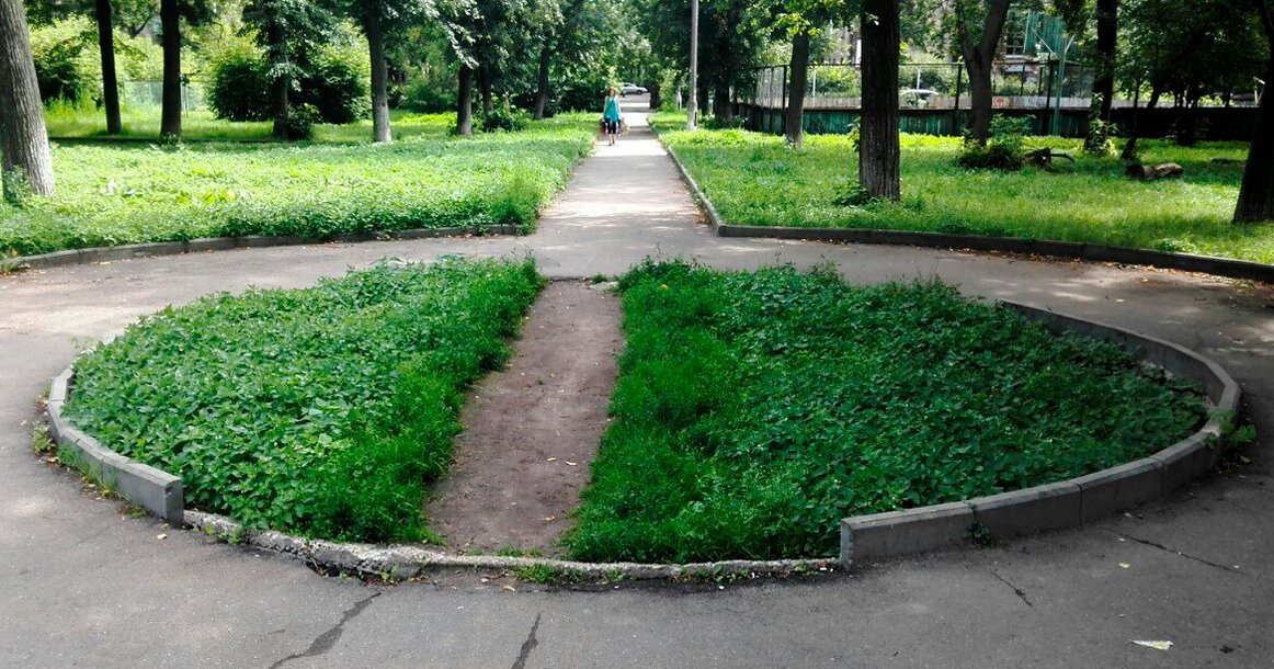 За домом вытоптали газон - должна ли УК восстанавливать?