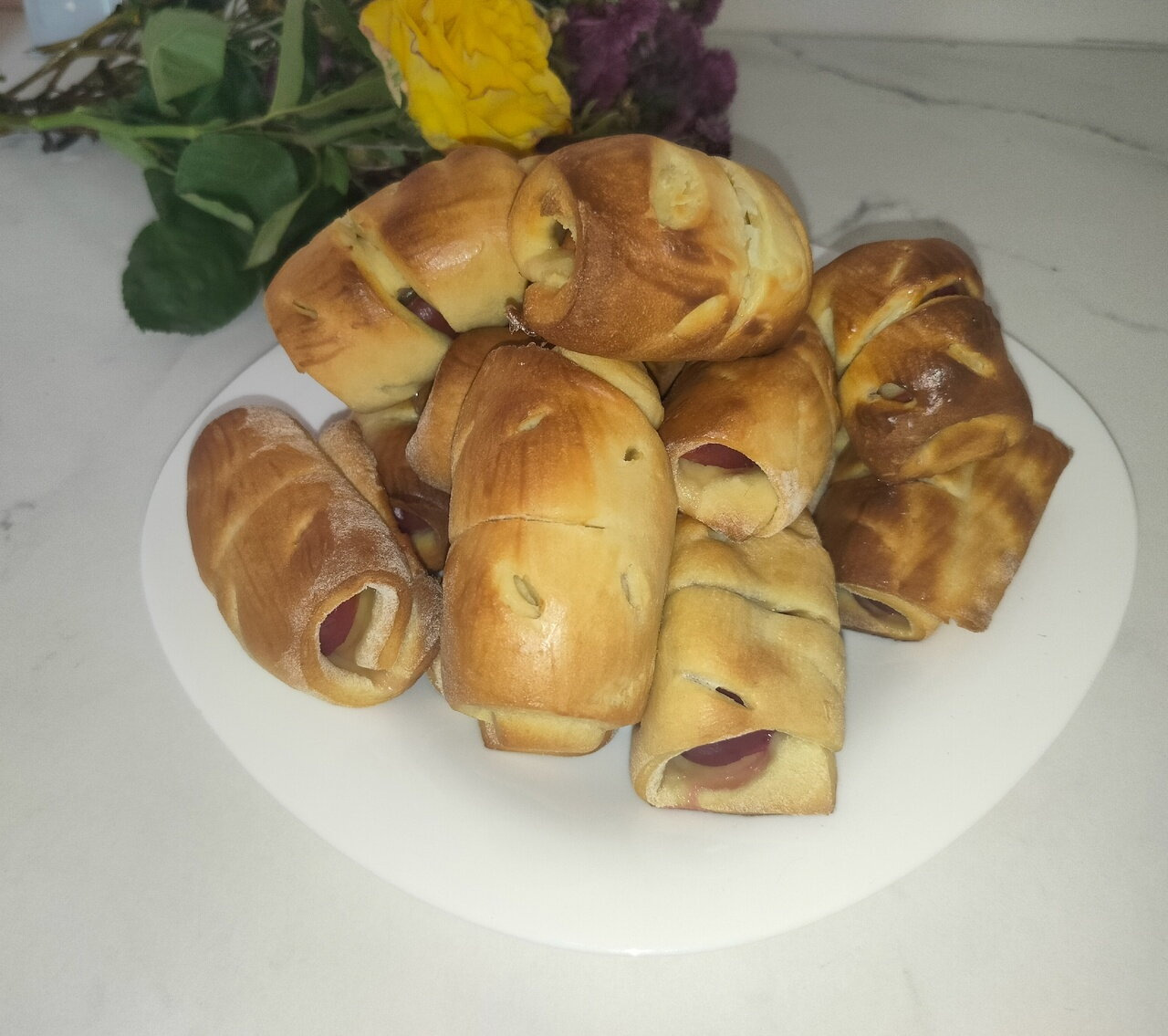 Сдобные булочки с яблоками и корицей