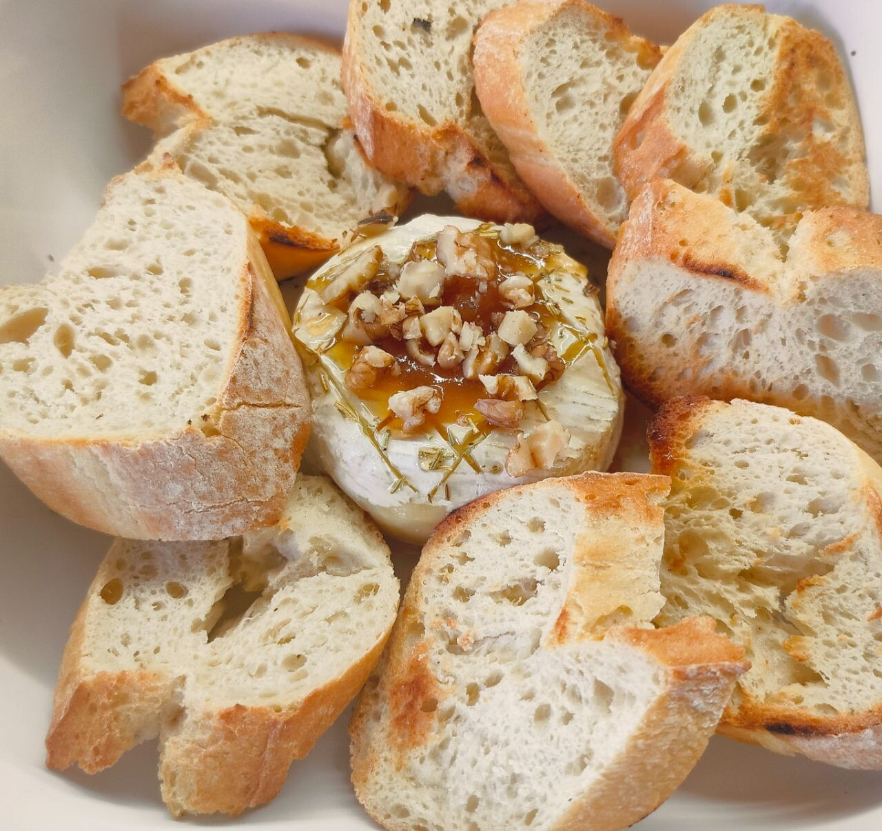 Запечённый камамбер с мёдом и орехами