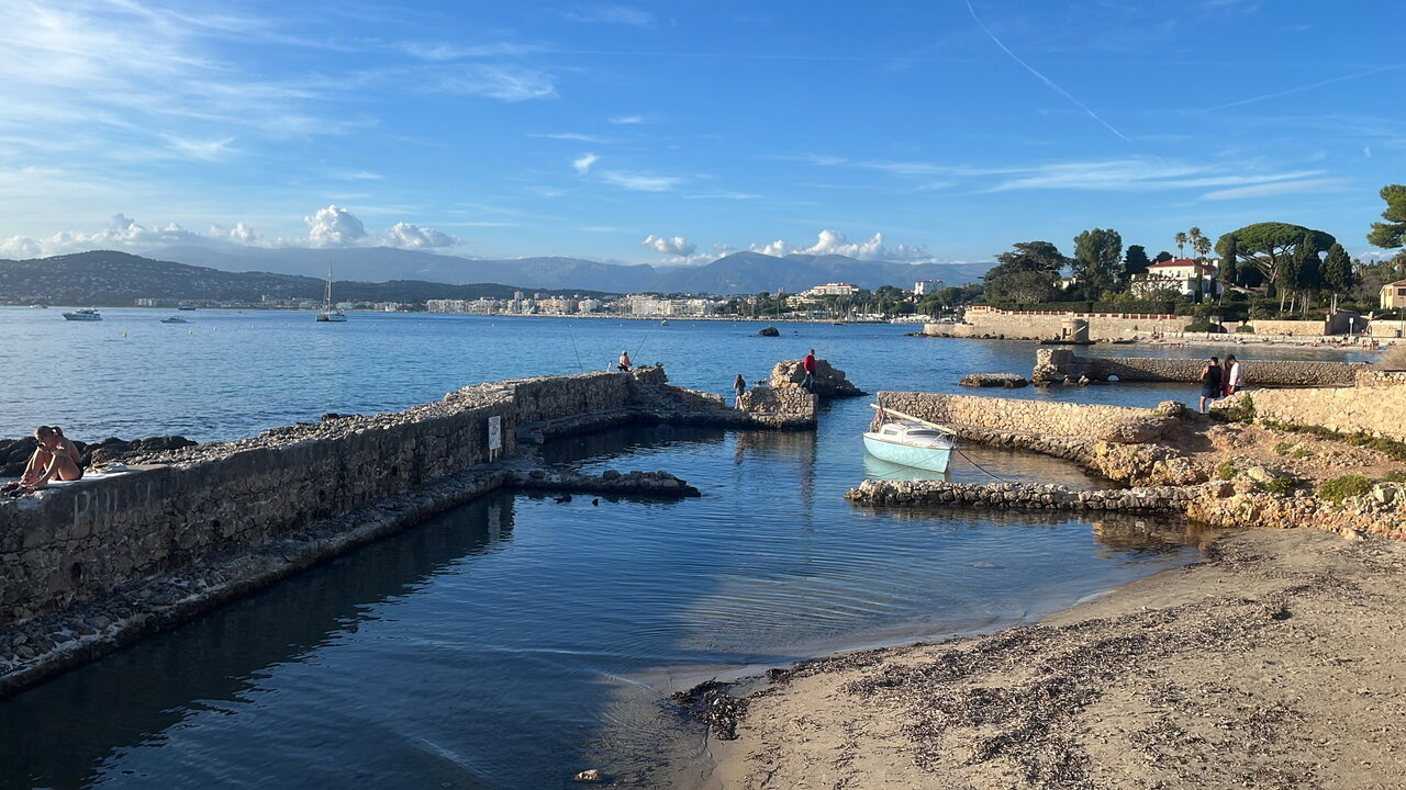 Ловим последние купания в море.