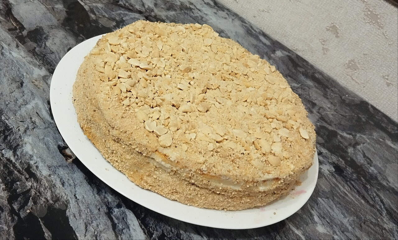 Наш с дочкой 🌸 первый домашний медовик