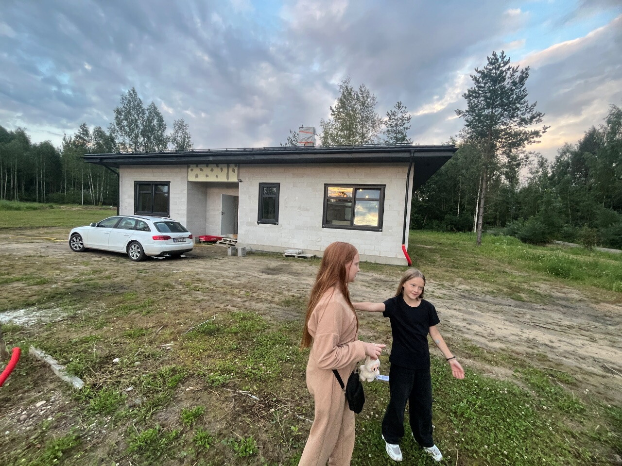 Брат себе дом строит большой.