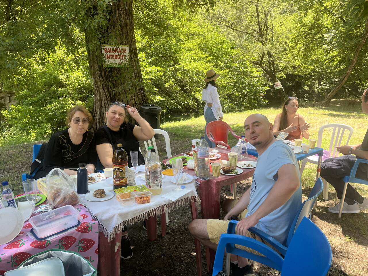 Наша русская школа Матрёшка сделала вылазку на природу, пикник.
