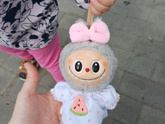 Решила попробовать достать игрушку)))