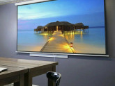 Экран для проектора в интерьере гостиной с белой или черной рамкой лучше?