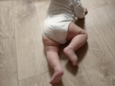 Ребенок ползает по пластунски/на одной ноге и руке.