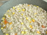 Кинула фарш на сковородку