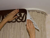 Как приклеить пластиковый карниз к шторам?
