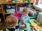Близнецы пошли в сад