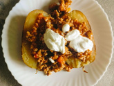 Печёный картофель с мясным соусом