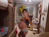 Трое на диване смотрят