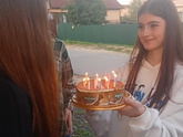 Мама, забери меня из лагеря на денек, ко мне подружки придут. Обещали мне торт в лицо😄