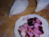 Пирожки с яблоками и клюквой - как избежать сока?