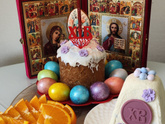 С праздником, девчули!