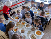 Томатный суп с курицей и фриттата с овощами: школьные столовые Кемеровской области обновили меню