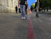 Папа учит дочь ходить