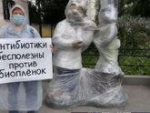 Скульптуру маленького ангела в Петербурге обмотали таинственной пленкой