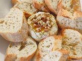 Запечённый камамбер с мёдом и орехами