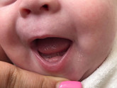 Во сколько у малыша прорезался первый зубик?