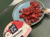 У нас малина появилась на рынке😍