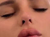 Что у неё с лицом?