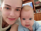 Переворачивается на животик?