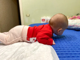 Держу на руках целый мир , а он весит чуть больше 5ти кг ..