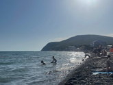 На море
