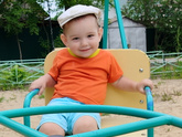 Игоречек осваивает детскую площадку