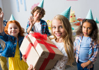 Что подарить на 7 лет девочке - как выбрать полезный и интересный подарок