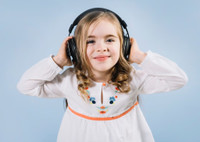 Не только для детей: 20 аудиокниг, которые интересно слушать вместе с ребёнком